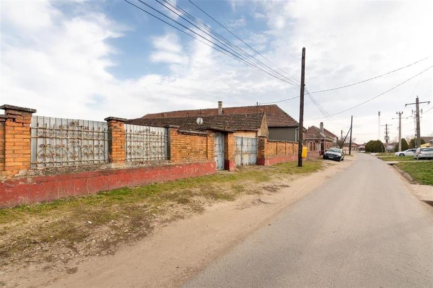 RECO Casa batraneasca cu teren generos in Girisu de Cris - 1