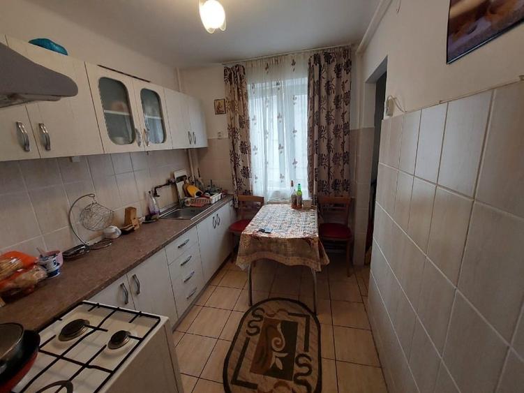 Apartament cu 3 camere, bd.Ecaterina Teodoroiu, vizavi de școala nr.2 - 1