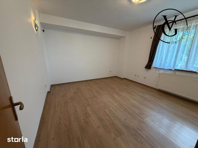 Casă cu 6 camere cu Teren 250 Mp în Tei