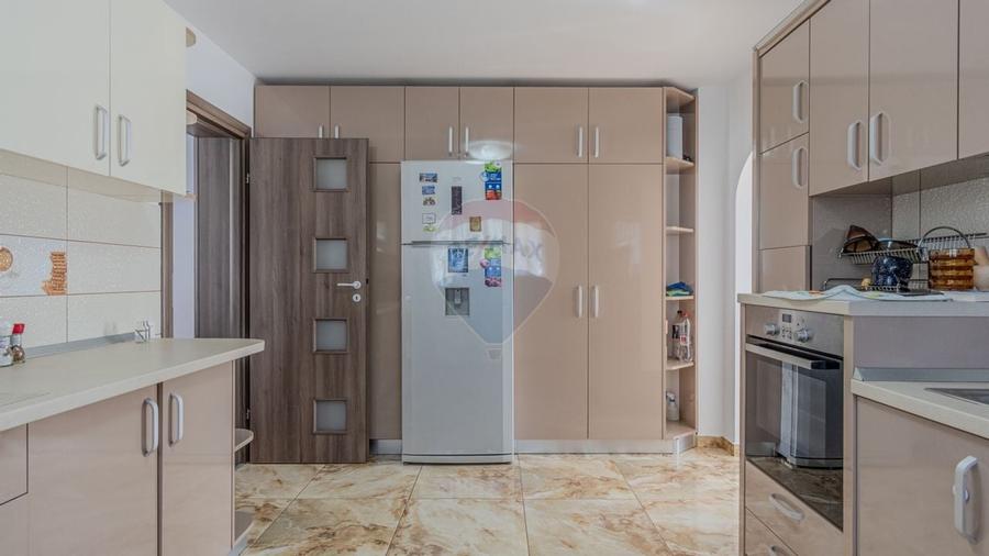 Casa / Vila cu 10 camere de vanzare in Moieciu de Jos - 3