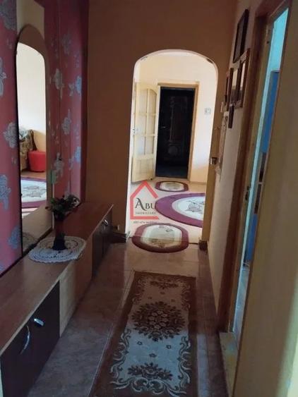 De vanzare  Apartament cu 3 camere - 4