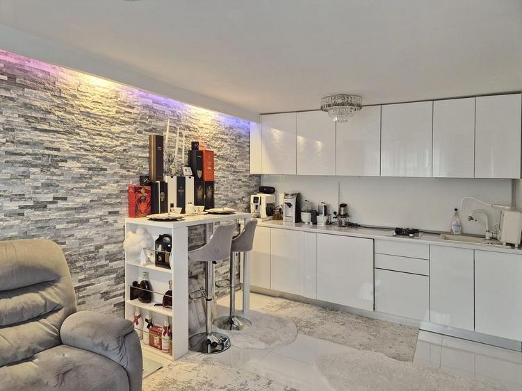 PROPRIETATE VERSATILA, complet renovată– 220 m² utili + 130 m² curte privată - 2