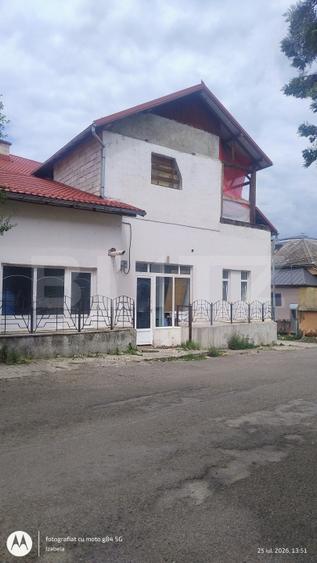 Casă individuală cu 8 camere cu Canalizare în Central