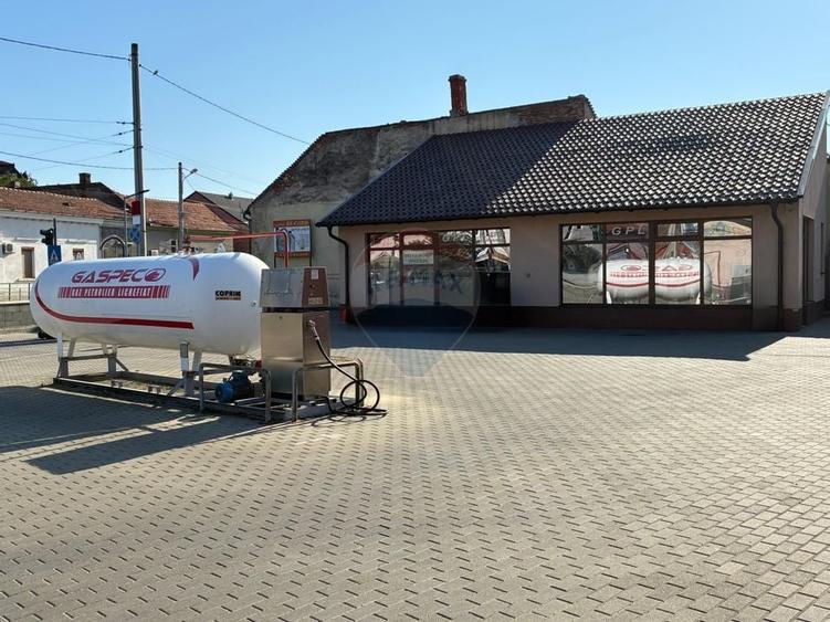 De inchiriat spatiu comercial  + posibilitate preluare statie GAZ - 3
