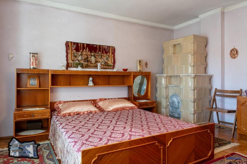 Casa cu etaj in Agas, eleganta clasica si mobila sculptata manual in lemn masiv - 11