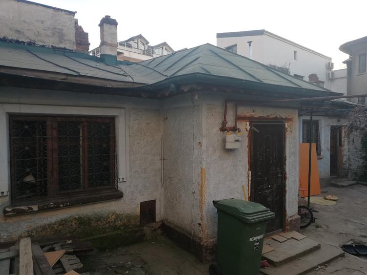 Piata Victoriei teren cu casa demolabila - 1