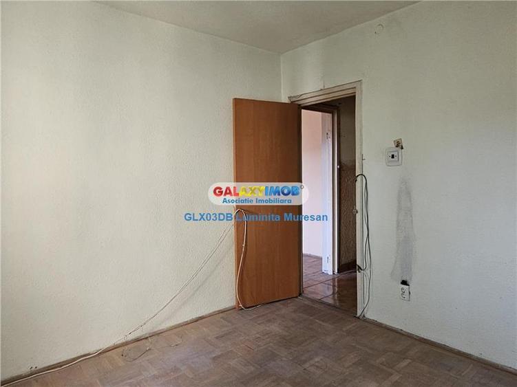 Apartament cu 3 camere semidecomandat în Micro 6
