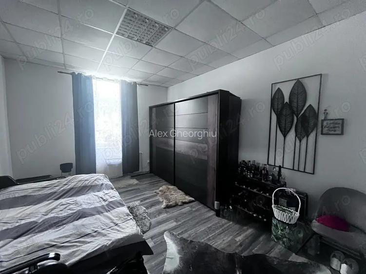 Vand apartament la curte!