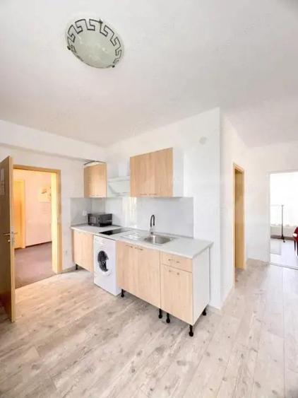 Cladire multifunctionala, pensiune plus casa, parcari private - 11