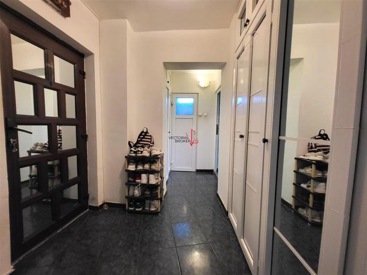 Apartament cu 3 camere semidecomandat în Titan