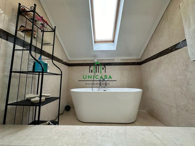 Casă individuală cu 10 camere cu Canalizare în Bujoreni