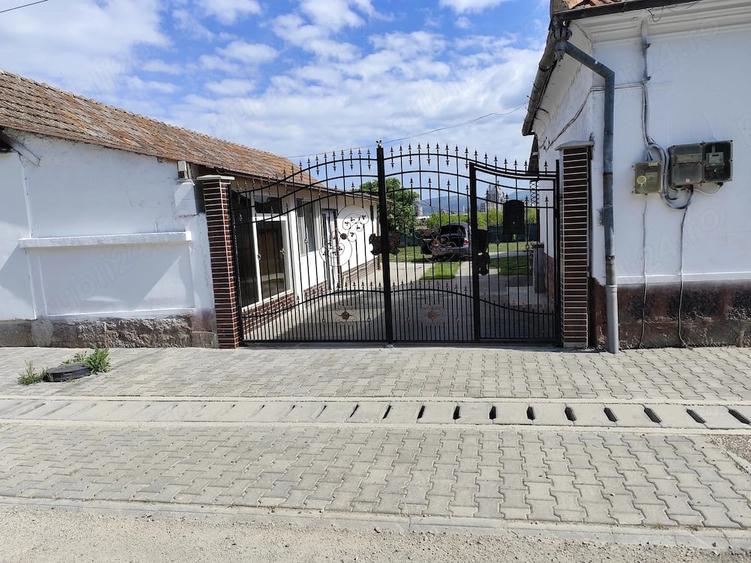 Casă cu Teren 2400 Mp în Subpiatră