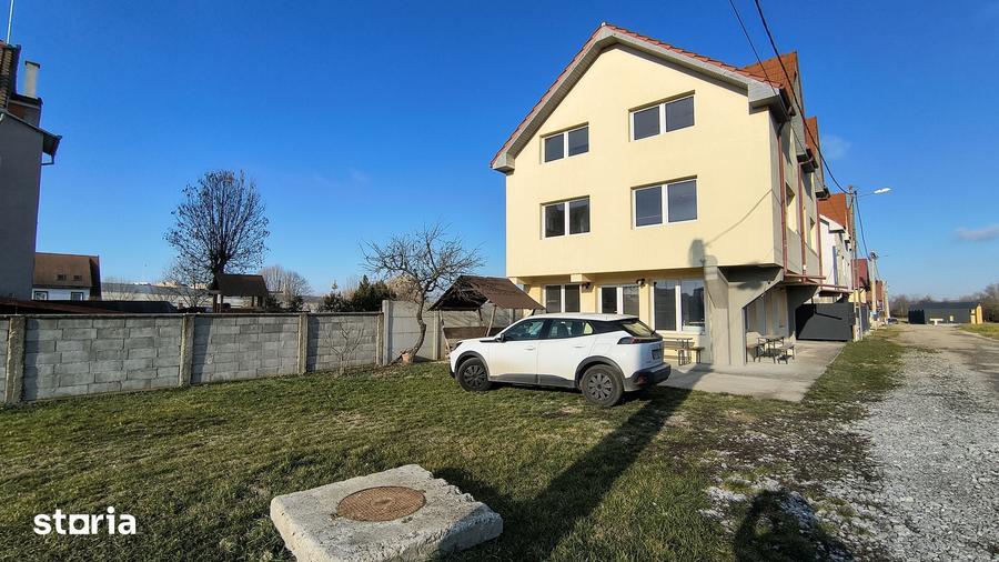 Casă cu 10 camere cu Teren 300 Mp în Sânmartin