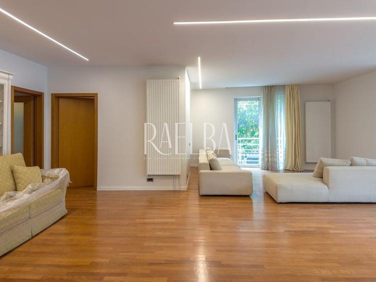 Apartament cu 3 camere semidecomandat în Primăverii