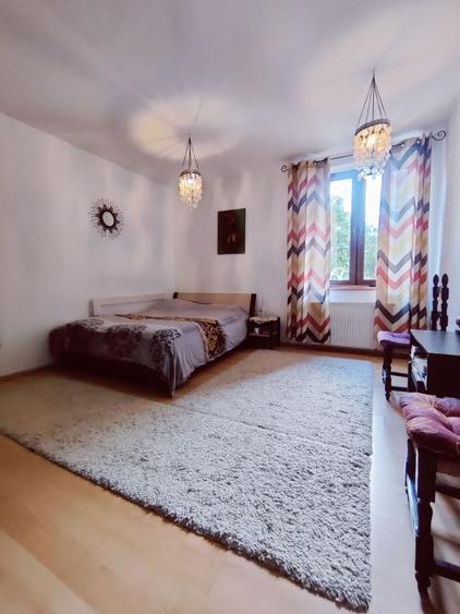 Casă individuală cu 7 camere cu Canalizare în Ghiroda