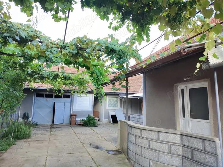 Casă cu 5 camere în Ineu