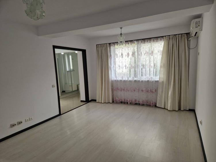 Apartament cu 3 camere decomandat în Titan