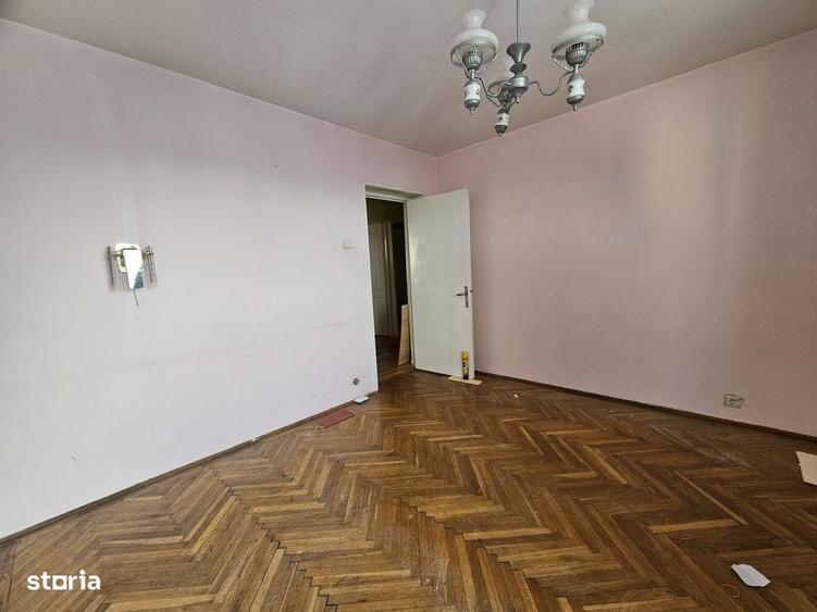 Central-Vand apartament cu 3 camere, balcon si boxa - 5