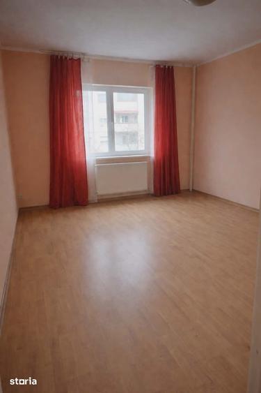 Apartament cu 3 camere în Decebal