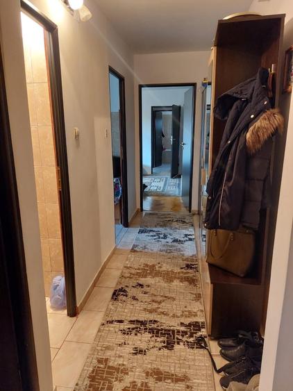 Apartament cu 3 camere semidecomandat în Dâmbovița