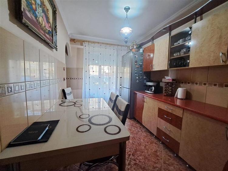 RECO Apartament cu trei camere decomandat - 13