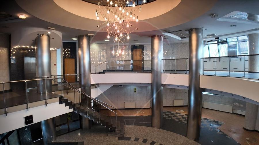 Spatiu comercial de inchiriat 455 mp, str Piata Revolutiei - 2