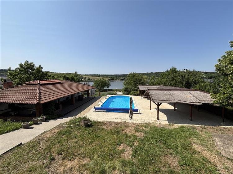 Proprietate de patrimoniu pe malul lacului Paleu - Teren 2.300 mp - piscina - Co - 6