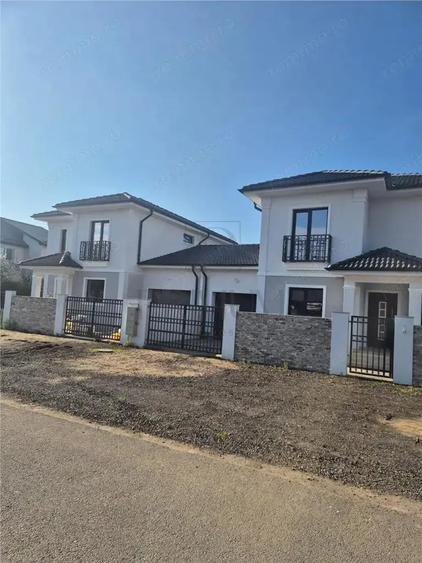 Duplex despartit prin garaj - 130 mp utili - teren 450 mp - toate utilitatile - 3