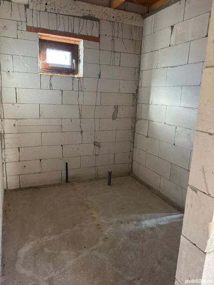 Vand casa la rosu cu tamplarie PVC - 3