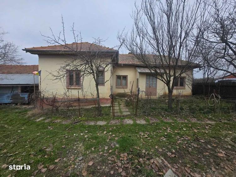 Vand casa din caramida cu 4 camere si garaj / Teren 900mp - 1