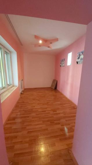 Casa mare, primitoare si bine compartimentata, cu 5 camere - 2