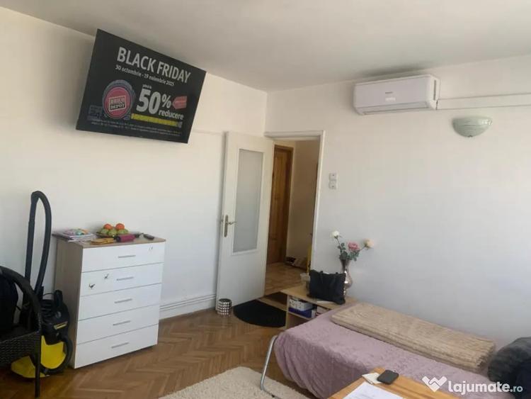 Apartament cu 3 camere semidecomandat, mobilat în Central