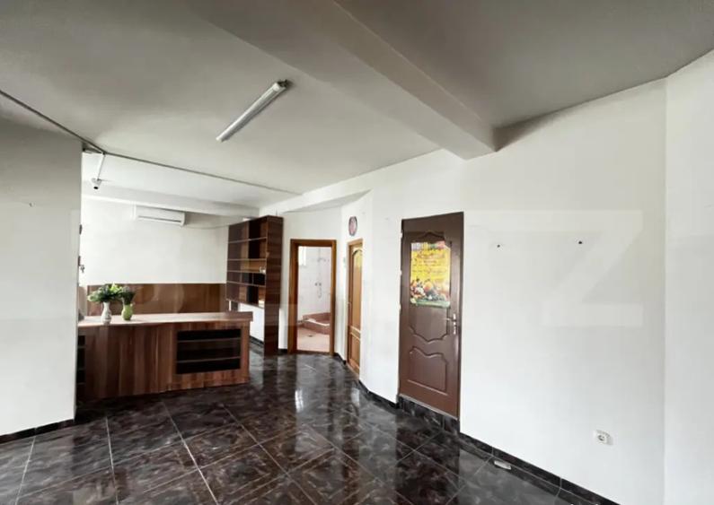 Casa de vanzare in Lazuri, ideala si pentru investitii - 1