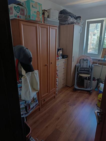 Apartament cu 3 camere semidecomandat în Craiovița Nouă
