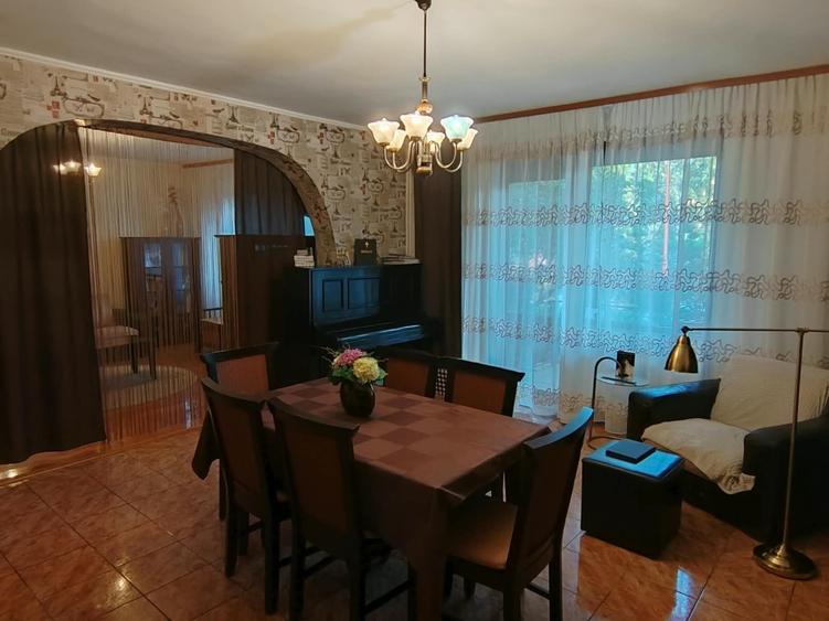 Casă cu 4 camere în Central