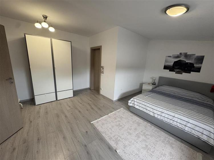 Casă individuală cu 5 camere cu Canalizare în Central