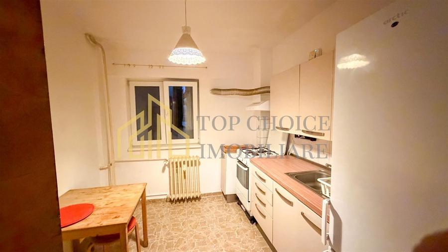 Apartament cu 3 camere semidecomandat, mobilat în 1 Mai