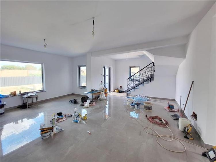 Casă cu 4 camere cu Teren 430 Mp în 9 Mai