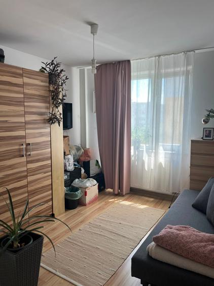 Apartament cu 4 camere semidecomandat în Rahova
