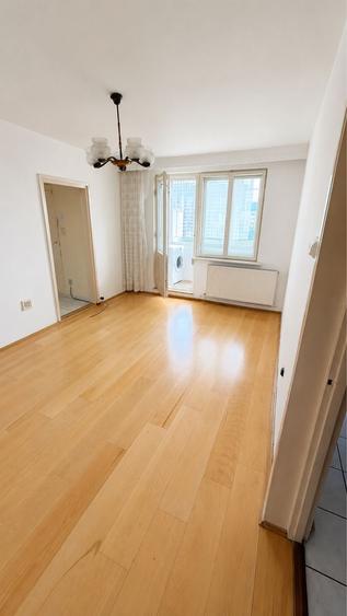 Apartament cu 3 camere decomandat în Exterior Vest