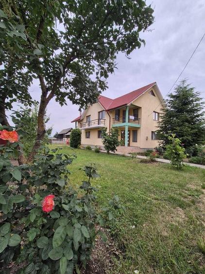 Casă cu 4 camere în Siretu