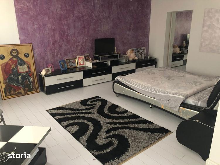 Casă cu 7 camere cu Teren 480 Mp în Apărătorii Patriei