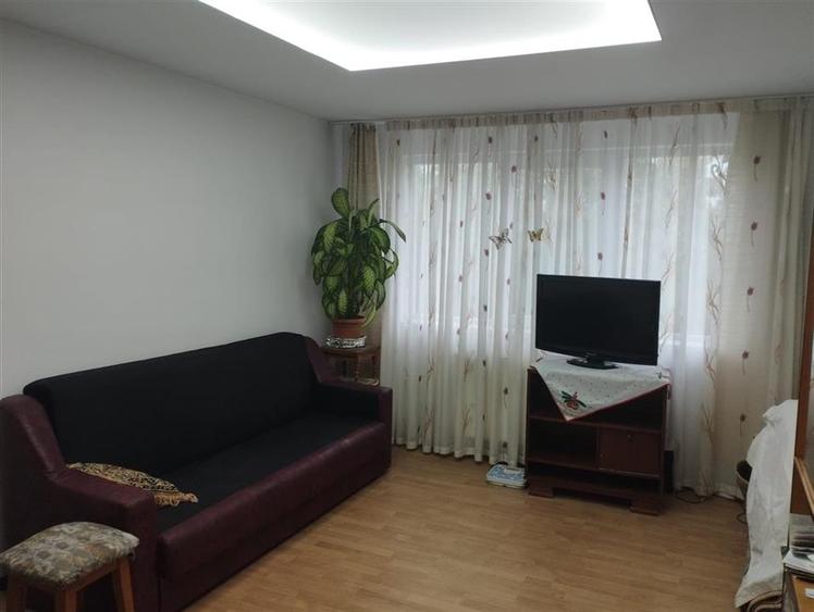 Apartament cu 3 camere semidecomandat în 9 Mai