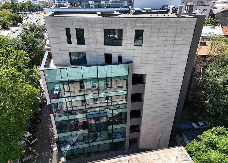 Birou, de 1,900 mp, în Universitate