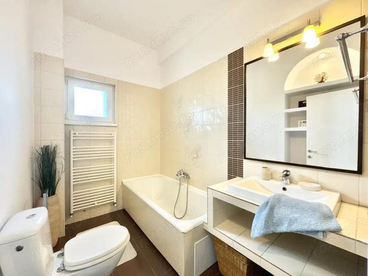 Apartament cu 4 camere semidecomandat, mobilat în Romană