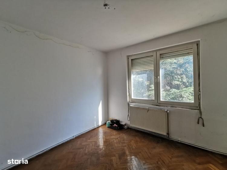 Apartament cu 4 camere decomandat în Central