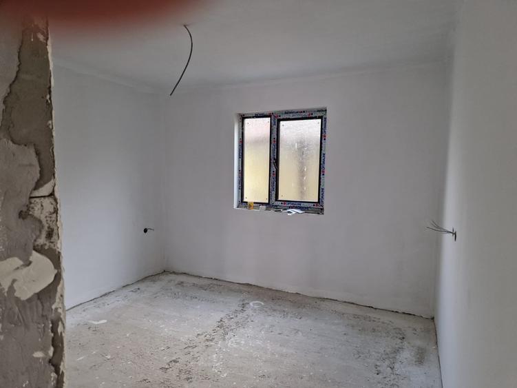 Casă individuală cu 4 camere cu Teren 180 Mp în Est