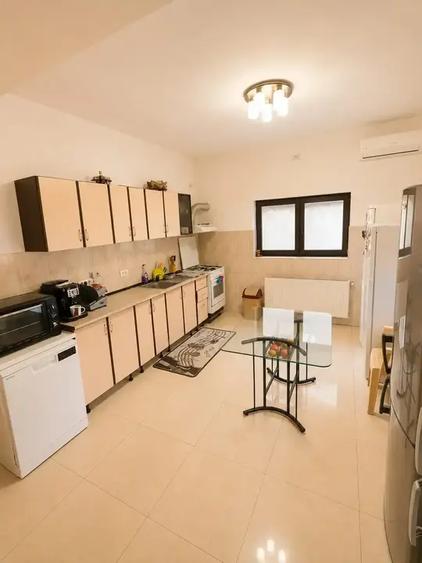 Casă individuală cu 12 camere cu Canalizare în Fundeni