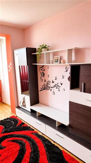 Apartament cu 3 camere decomandat în Florilor