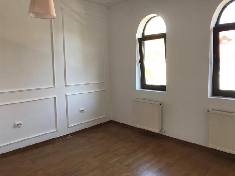 Casă individuală cu 8 camere cu Canalizare în Kiseleff
